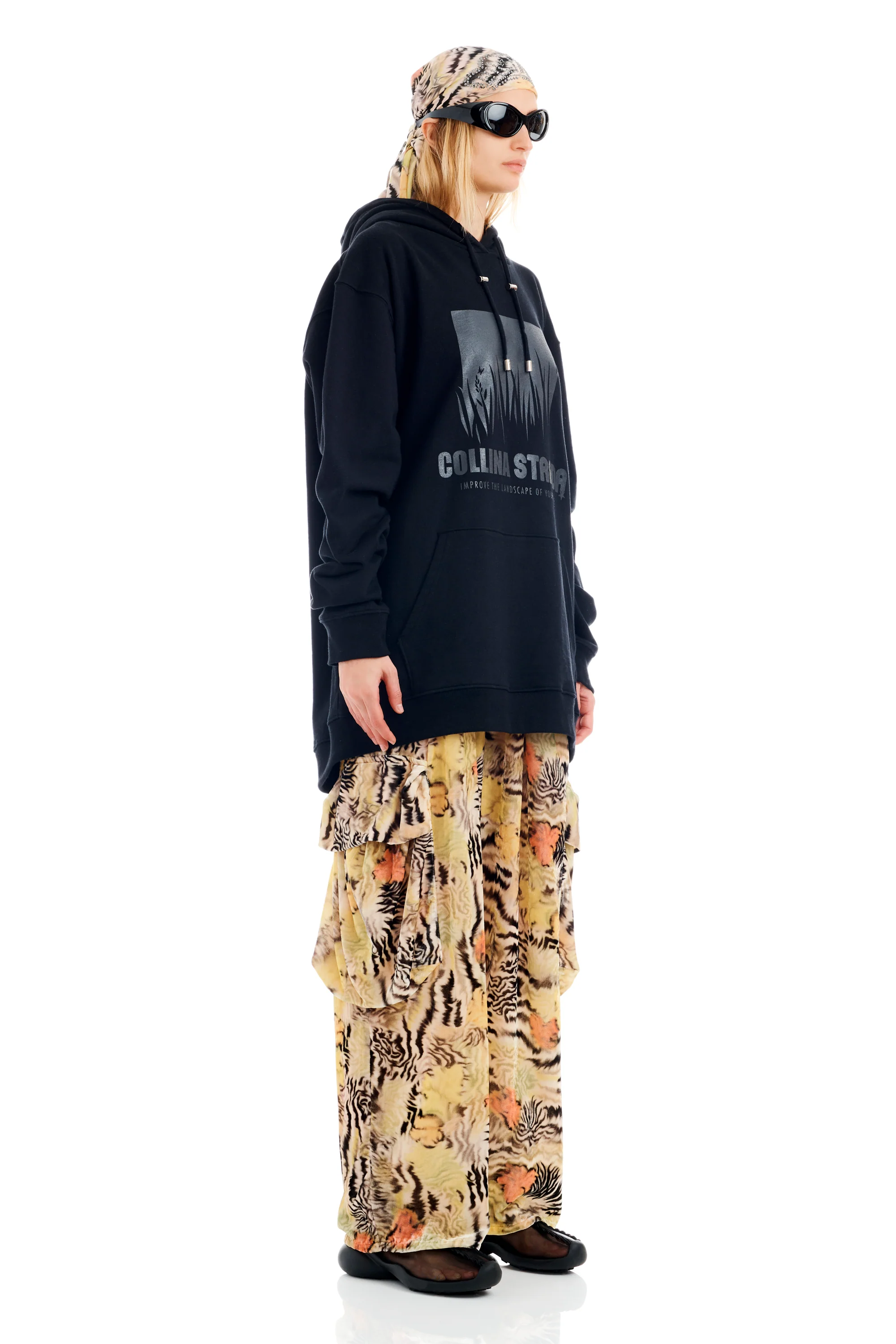 BLACK LANDSCAPE GRAPHIC HOODIE - Image 3