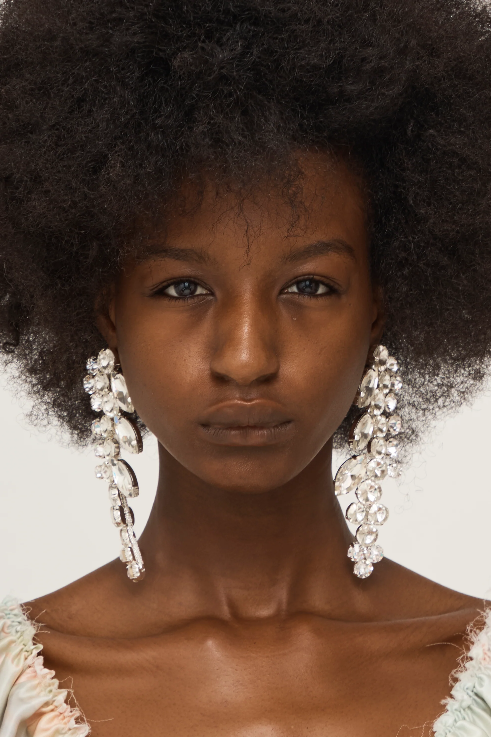 CRYSTAL CLEAR CHANDELIER EARRING - Image 5