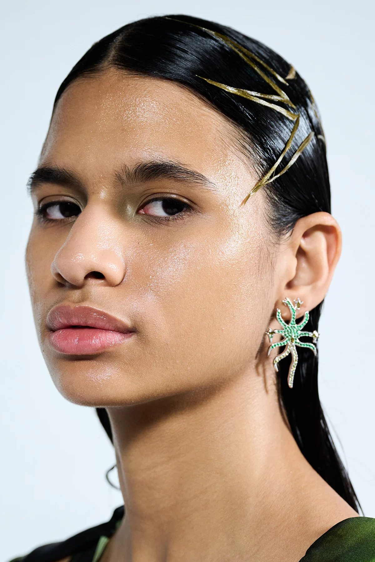 OLIVINE EMERALD ETOILE EARRING - Image 2
