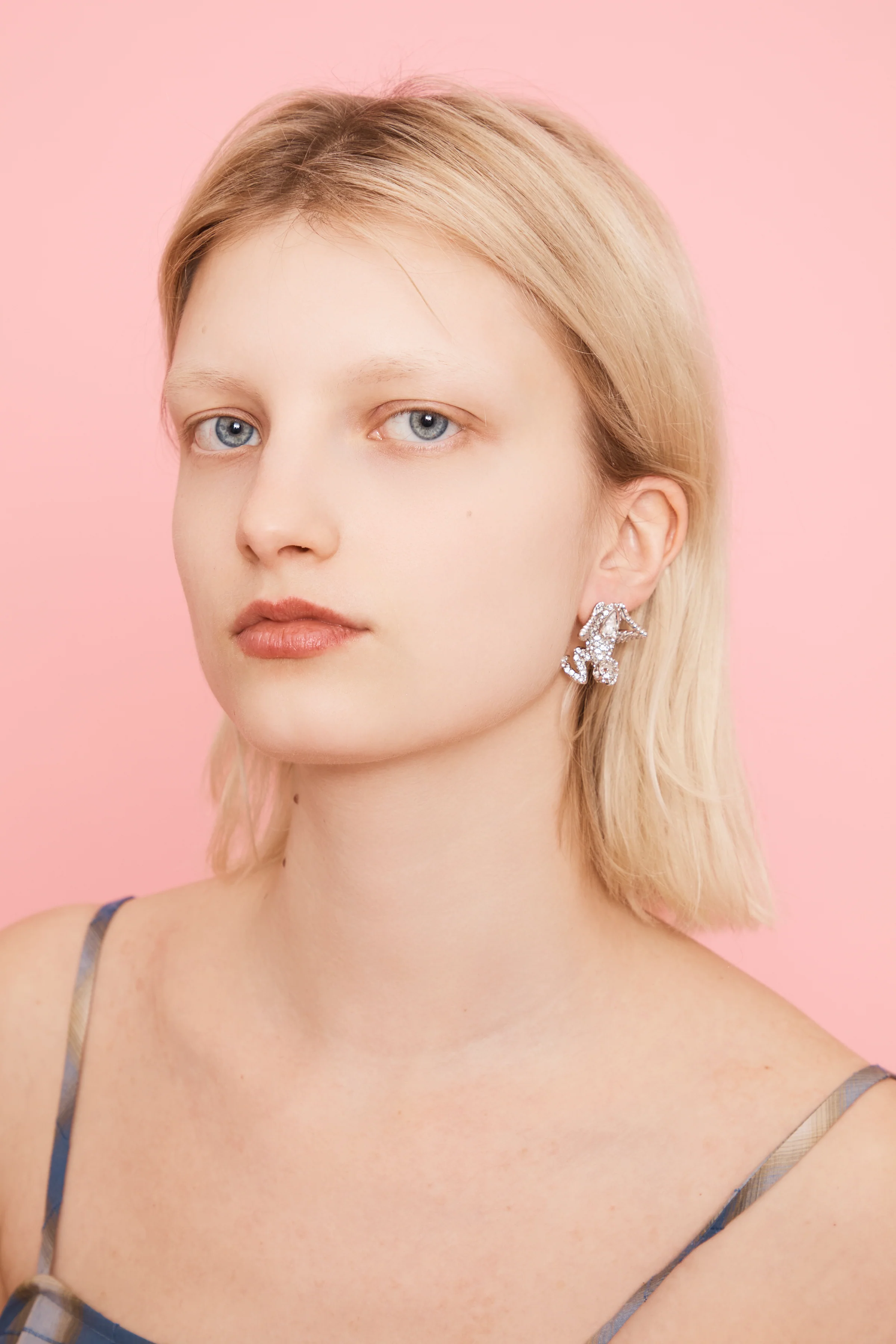 SILVER CLEAR MANTIS EARRINGS - Image 2